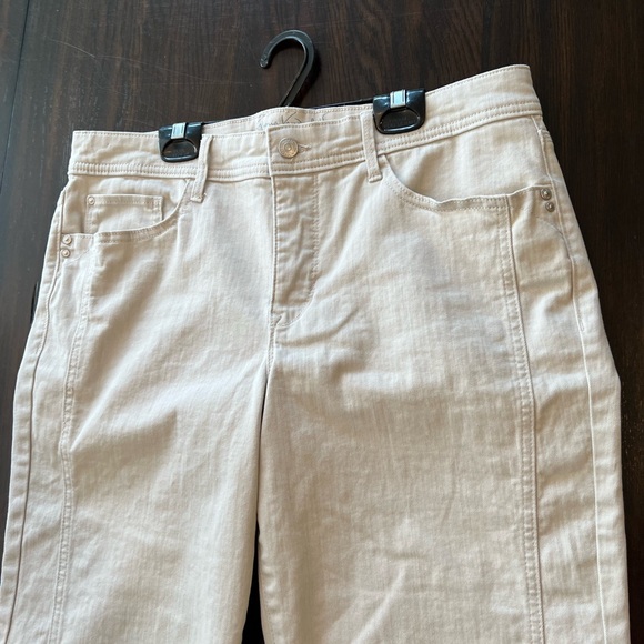 Gloria Vanderbilt All-Around Slimming Effect Beige Denim Capris - Picture 8 of 15